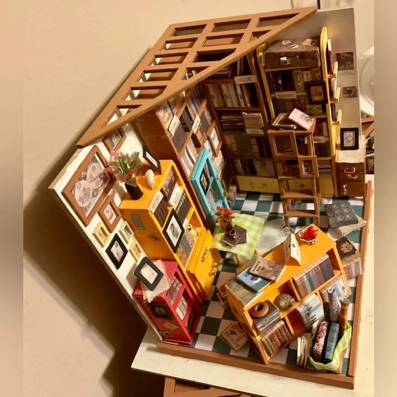 Hand built Miniature Model Book Store! - Picture 6 of 12